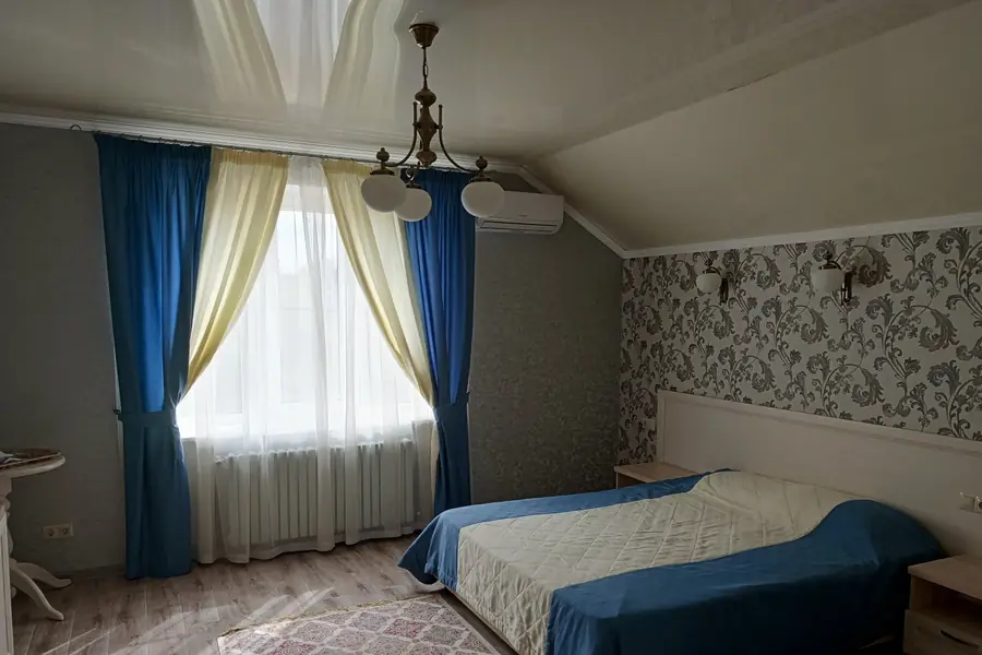 Номер с двуспальной кроватью и балконными шторами